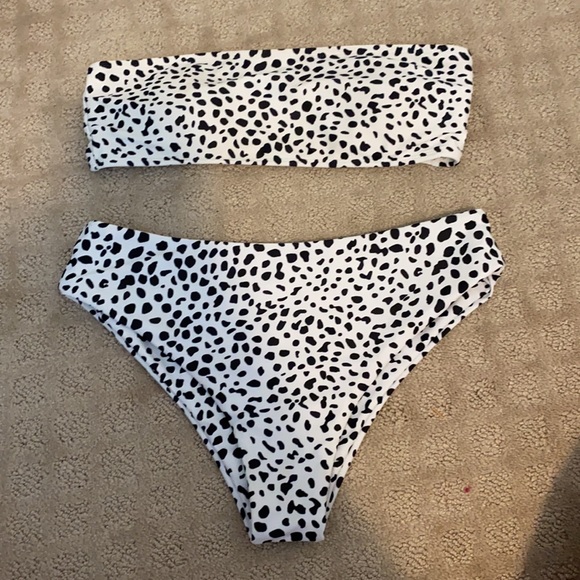 A bundle of bathing suits - Picture 2 of 6